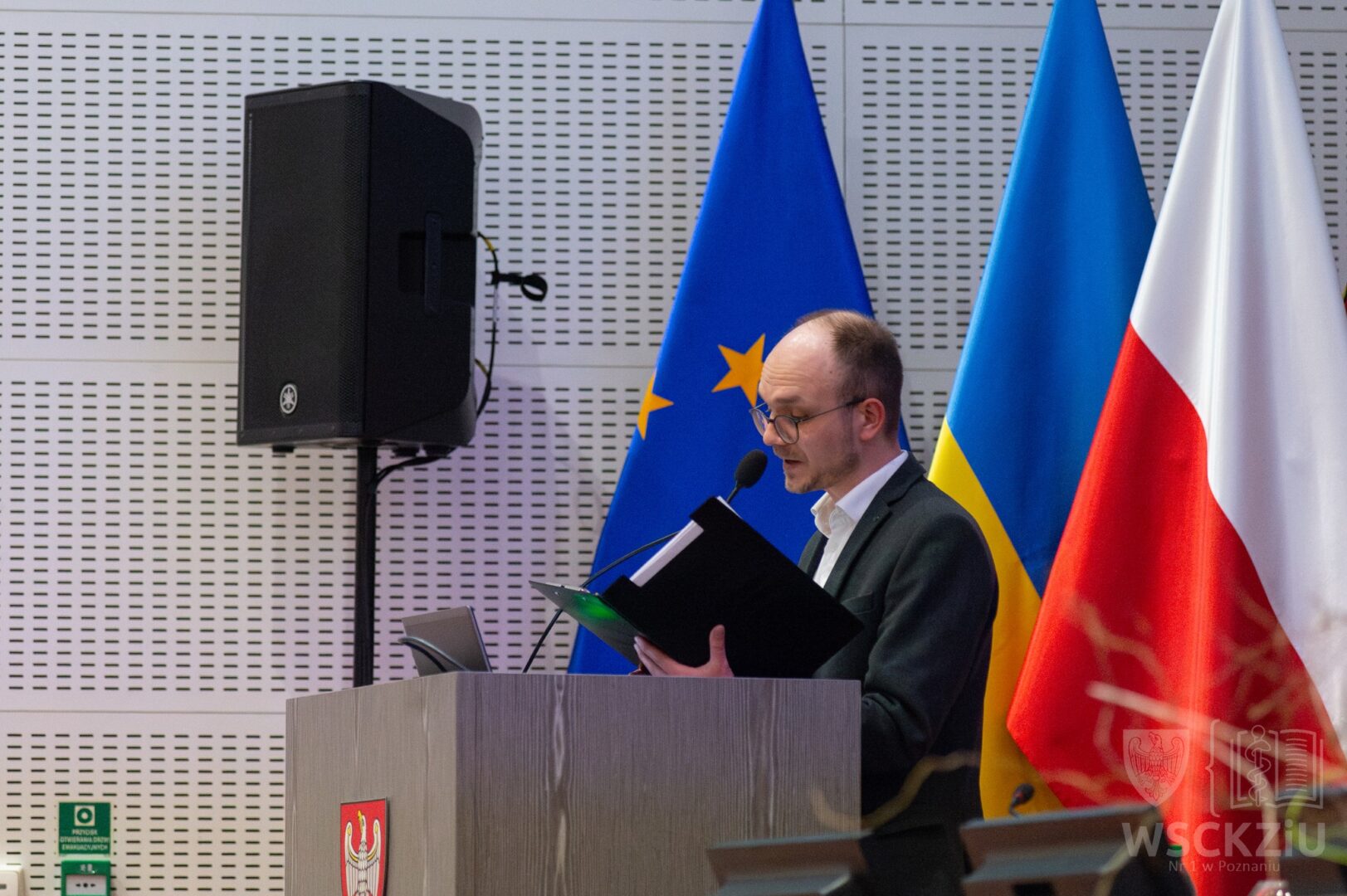 konferansjer Mikołaj Basiński działający w Poznaniu na konferencji "Przyszłość zaczyna się dziś"