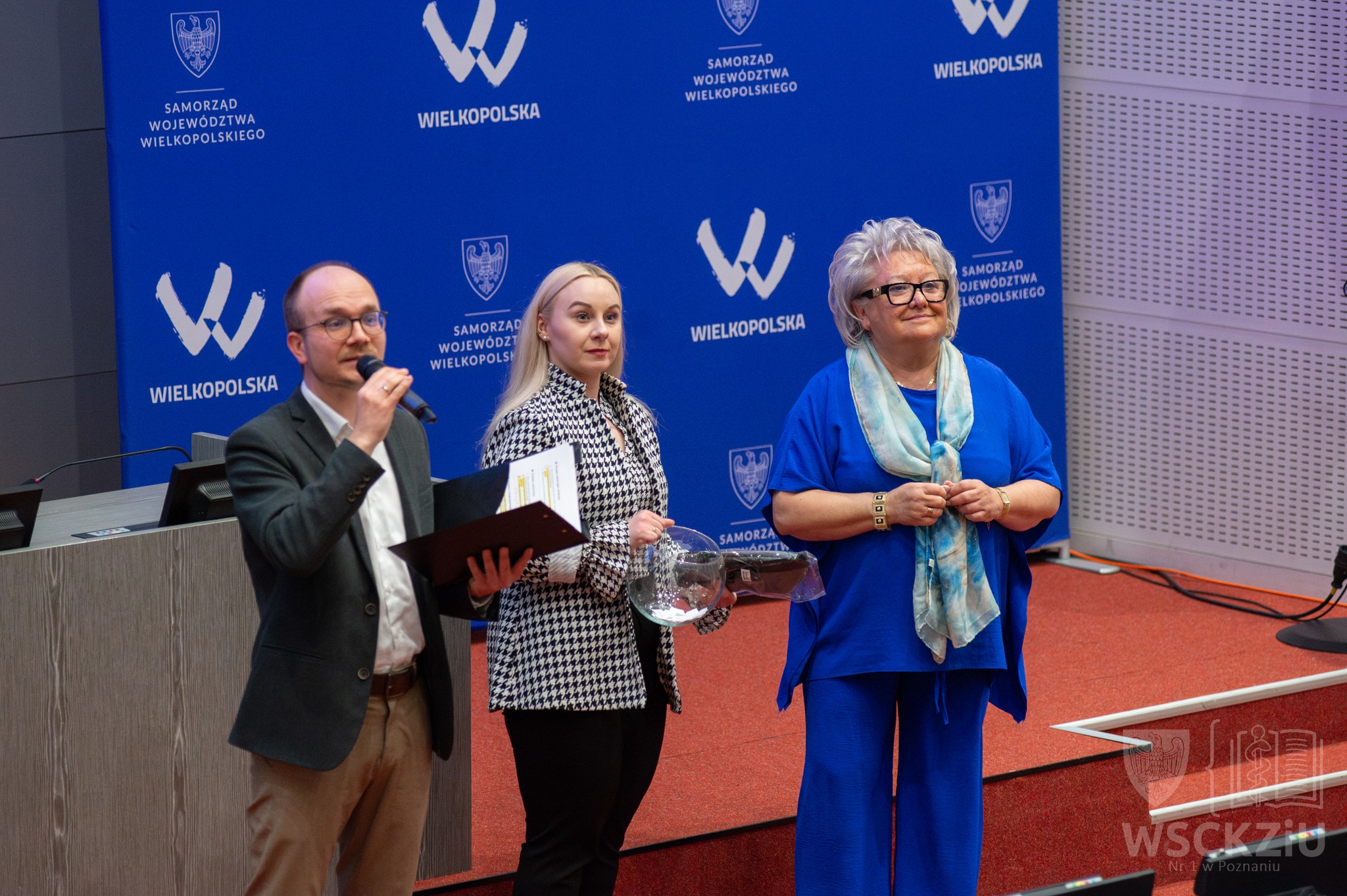 konferansjer Mikołaj Basiński działający w Poznaniu na konferencji "Przyszłość zaczyna się dziś"
