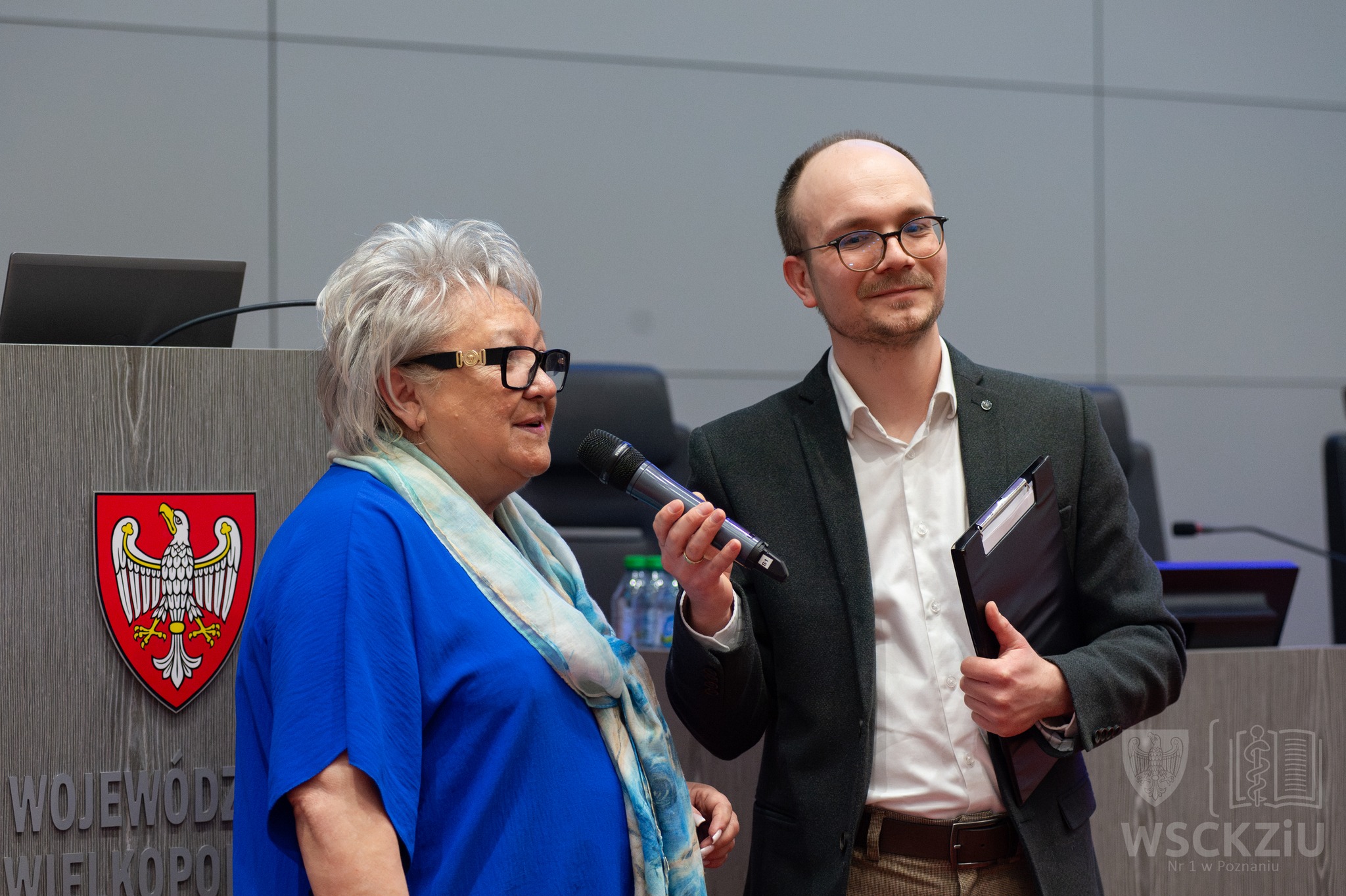 konferansjer Mikołaj Basiński działający w Poznaniu na konferencji "Przyszłość zaczyna się dziś"