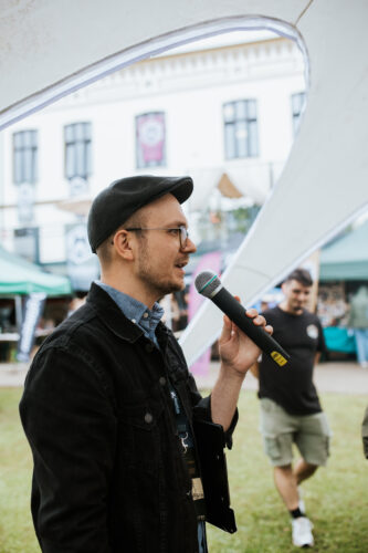 profesjonalny konferansjer Mikołaj Basiński podczas prowadzenia Rawikonu 2026