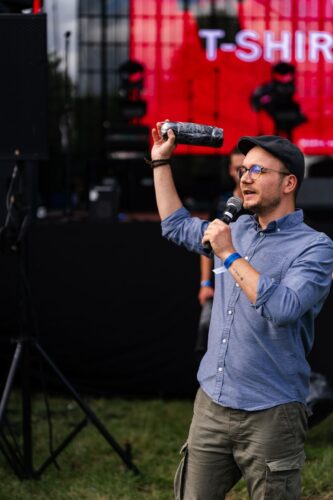 konferansjer Mikołaj Basiński na scenie Dni Mławy 2026, prowadzi animacje i konkursy dla marki Kasztelan