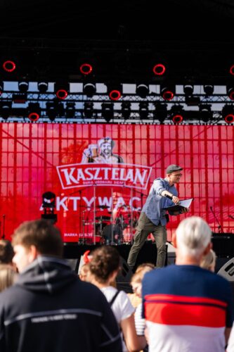 konferansjer Mikołaj Basiński na scenie Dni Mławy 2026, prowadzi animacje i konkursy dla marki Kasztelan