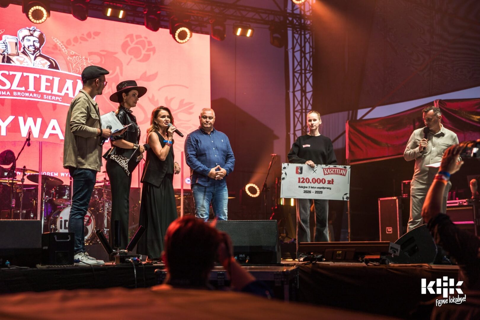 Konferansjer Mikołaj Basiński na scenie w Sierpcu