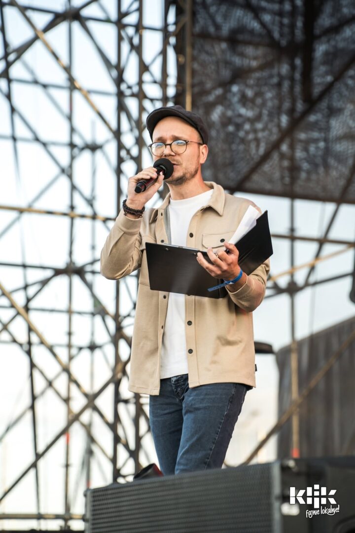 Konferansjer Mikołaj Basiński na scenie w Sierpcu