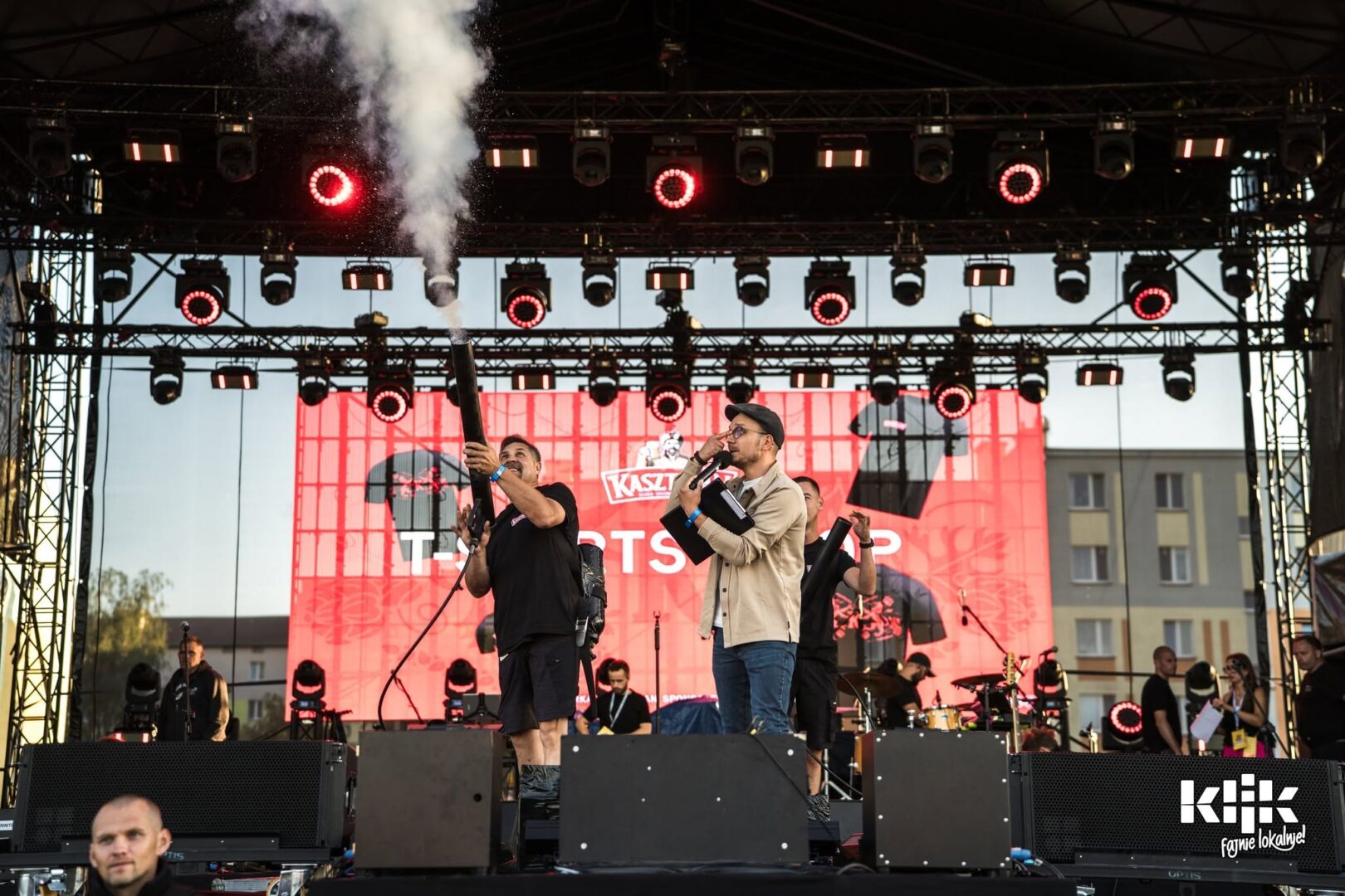 Konferansjer Mikołaj Basiński na scenie w Sierpcu